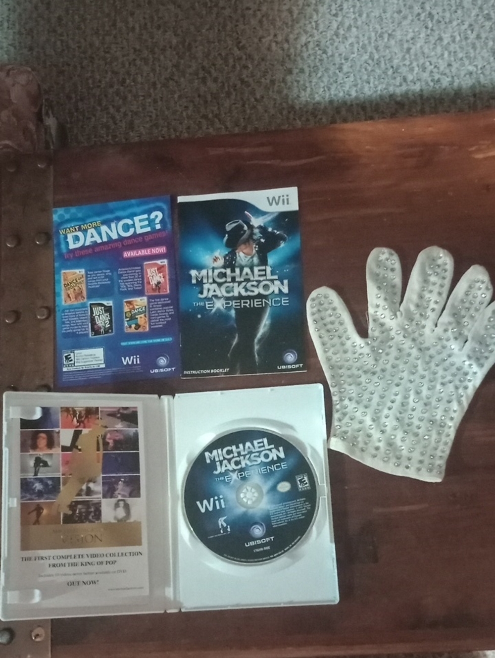 Michael Jackson: The Experience (Wii) Video Game - Complete With Glove.